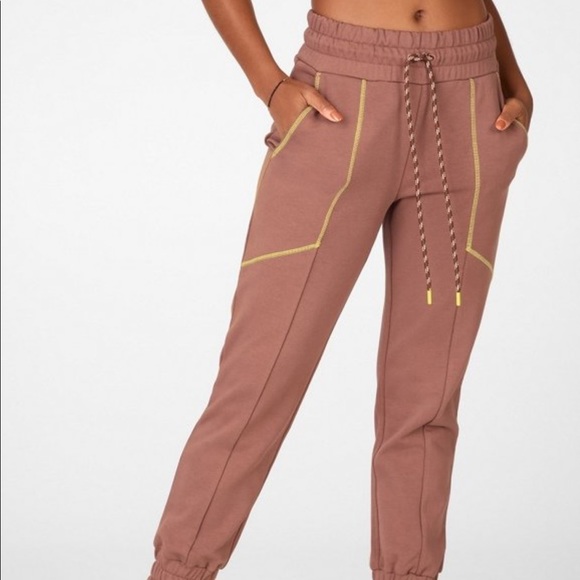 🥳2/$100🥳 Fabletics Iris sweatpants and Jameela Seamless Midi Bra set - Picture 9 of 12